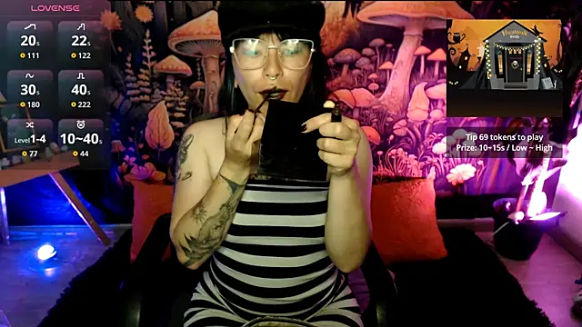 LunaBunny8 online show from 10.18.25