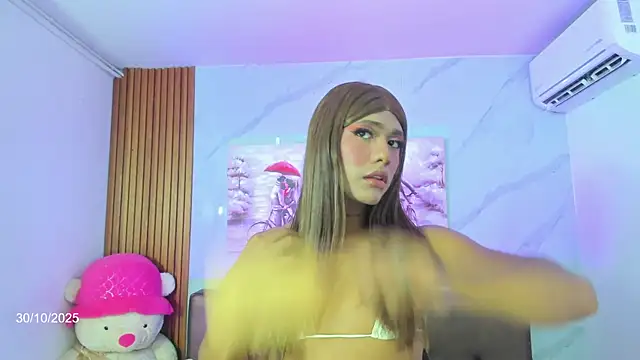 Snapshot of Dreams_Chloe chatting on 10.30.25 Dreams Chloe online show from 10.30.25