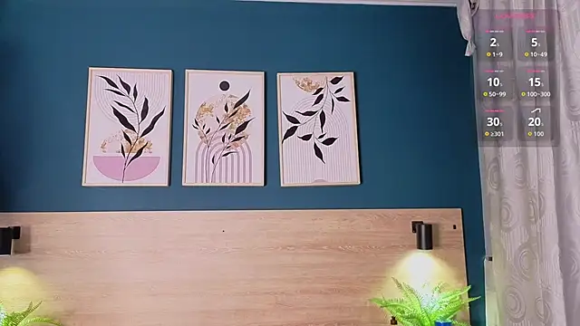 Snapshot of SarahMiler_ chatting on 09.09.25 SarahMiler online show from 09.09.25