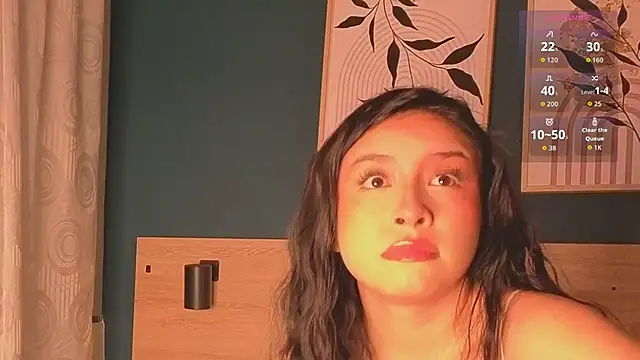 Snapshot of SarahMiler_ chatting on 09.10.25 SarahMiler online show from 09.10.25