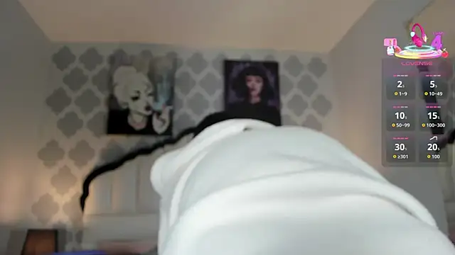 Snapshot of SarahMiler_ chatting on 11.03.25 SarahMiler online show from 11.03.25