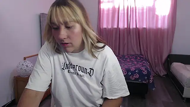 Snapshot of Aiimee_hills chatting on 09.15.25 Aiimee hills online show from 09.15.25