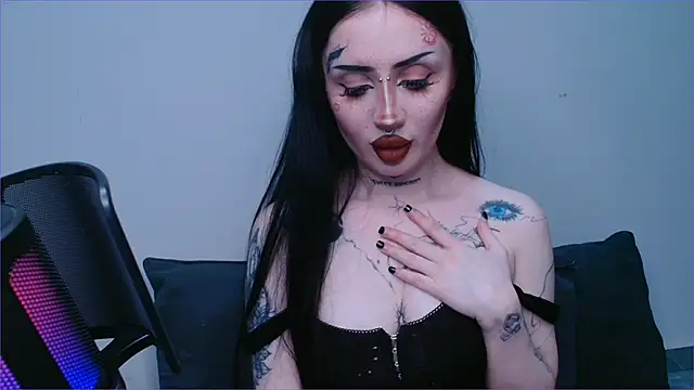 Snapshot of alisa_tattoogirl1 chatting on 10.30.25 alisa tattoogirl1 online show from 10.30.25