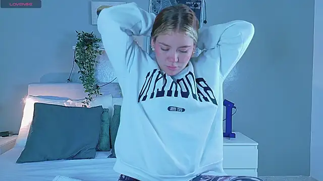 Snapshot of BelaMiller_ chatting on 09.23.25 BelaMiller online show from 09.23.25