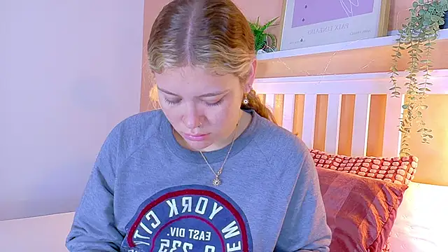 Snapshot of BelaMiller_ chatting on 10.01.25 BelaMiller online show from 10.01.25