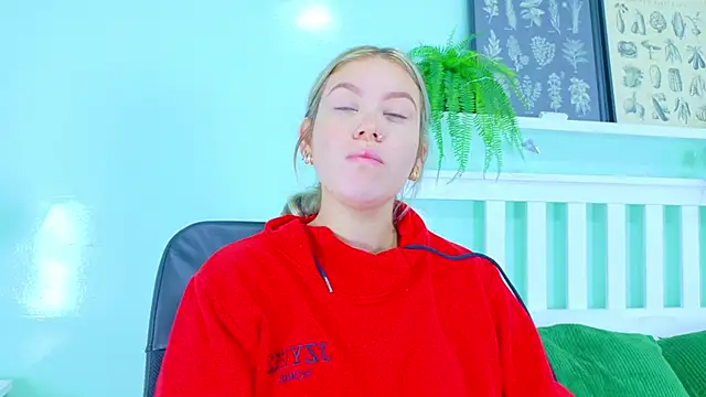 Snapshot of BelaMiller_ chatting on 10.04.25 BelaMiller online show from 10.04.25