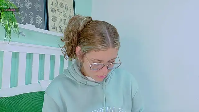 Snapshot of BelaMiller_ chatting on 10.07.25 BelaMiller online show from 10.07.25