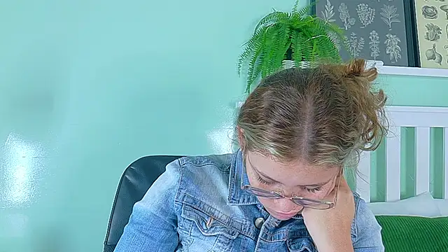 Snapshot of BelaMiller_ chatting on 10.09.25 BelaMiller online show from 10.09.25