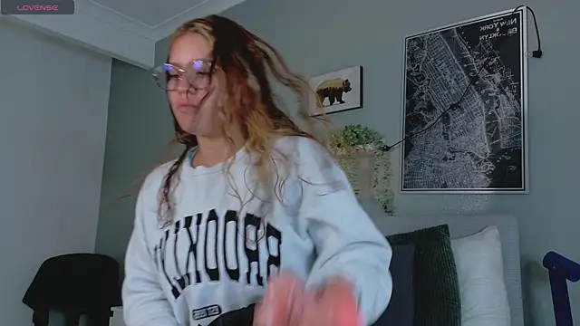 Snapshot of BelaMiller_ chatting on 10.11.25 BelaMiller online show from 10.11.25