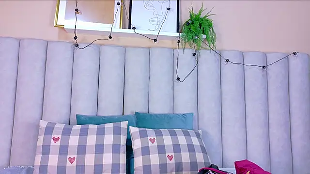 Snapshot of BelaMiller_ chatting on 10.19.25 BelaMiller online show from 10.19.25