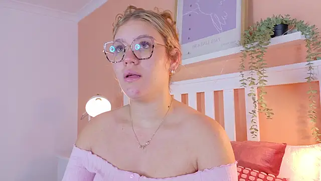 Snapshot of BelaMiller_ chatting on 10.21.25 BelaMiller online show from 10.21.25