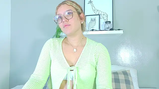 Snapshot of BelaMiller_ chatting on 11.05.25 BelaMiller online show from 11.05.25