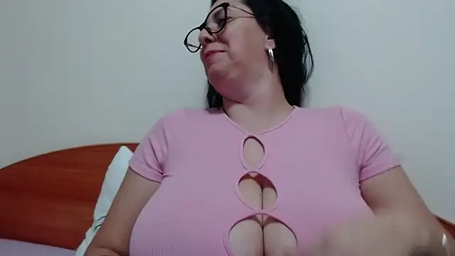 Snapshot of jollene chatting on 10.26.25 jollene online show from 10.26.25