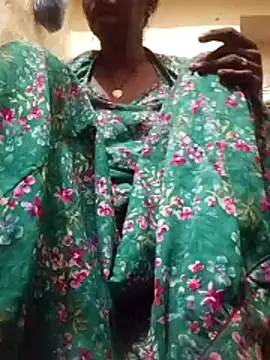 Snapshot of aunty_sumy chatting on 10.25.25 aunty sumy online show from 10.25.25