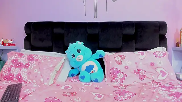 Snapshot of KendallWings chatting on 10.29.25 KendallWings online show from 10.29.25