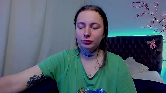 Snapshot of LilaVame chatting on 09.30.25 LilaVame online show from 09.30.25