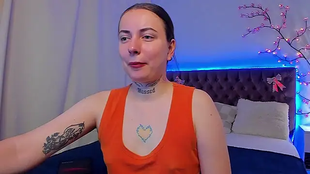 Snapshot of LilaVame chatting on 10.13.25 LilaVame online show from 10.13.25