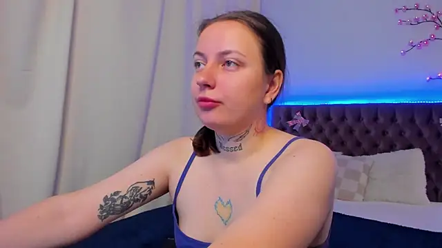 Snapshot of LilaVame chatting on 10.16.25 LilaVame online show from 10.16.25