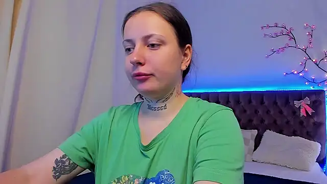 Snapshot of LilaVame chatting on 10.18.25 LilaVame online show from 10.18.25