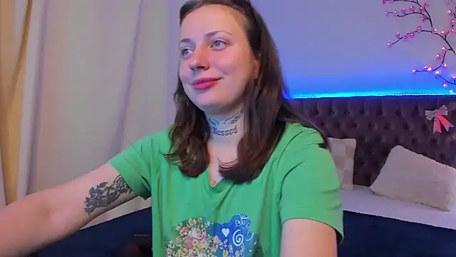 Snapshot of LilaVame chatting on 10.19.25 LilaVame online show from 10.19.25