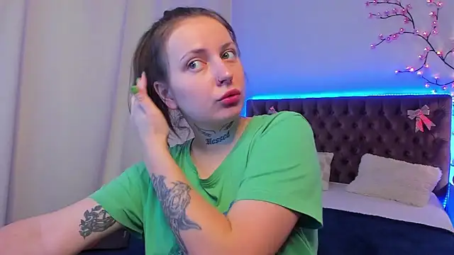 Snapshot of LilaVame chatting on 10.21.25 LilaVame online show from 10.21.25