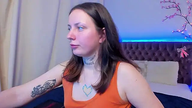 Snapshot of LilaVame chatting on 10.26.25 LilaVame online show from 10.26.25