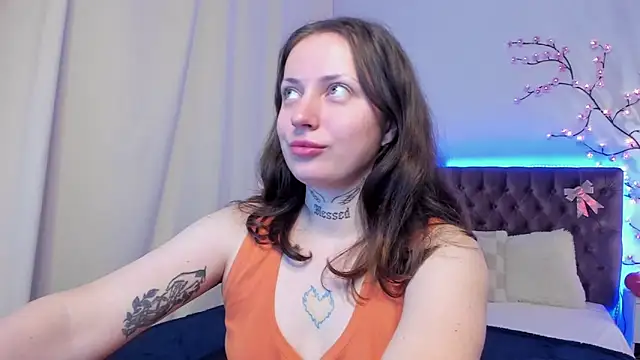 Snapshot of LilaVame chatting on 10.29.25 LilaVame online show from 10.29.25