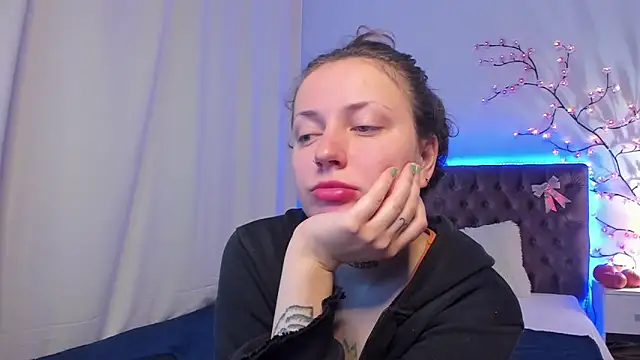 Snapshot of LilaVame chatting on 10.30.25 LilaVame online show from 10.30.25