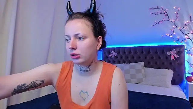 Snapshot of LilaVame chatting on 10.31.25 LilaVame online show from 10.31.25