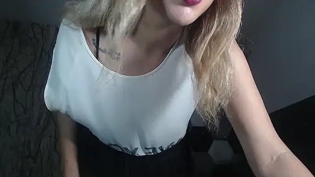 Snapshot of AntonellaBlanc chatting on 10.06.25 AntonellaBlanc online show from 10.06.25