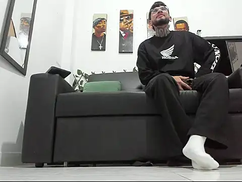 Snapshot of Latins_Boss chatting on 06.24.26 Latins Boss online show from 06.24.26