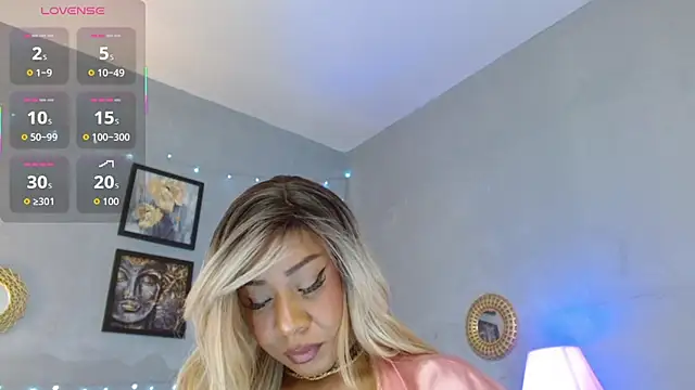 Snapshot of Corinndupontx chatting on 10.10.25 Corinndupontx online show from 10.10.25