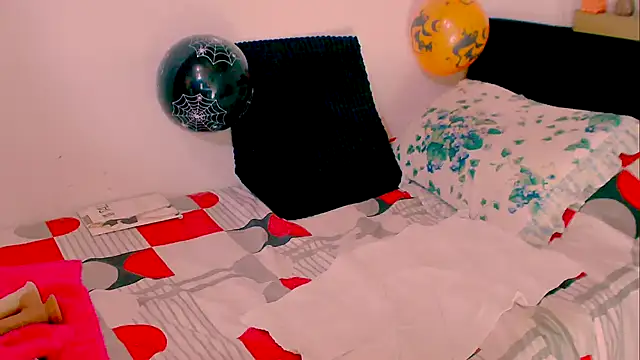 Kendraline1 online show from 10.30.25