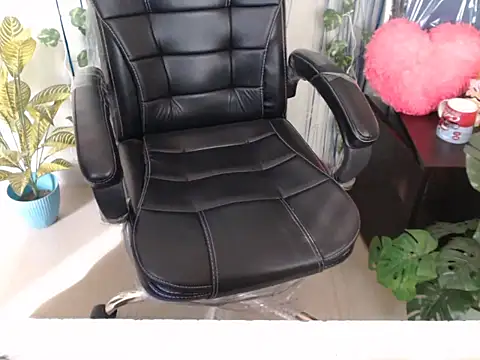 Snapshot of anika_bold chatting on 10.31.25 anika bold online show from 10.31.25