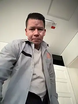 Snapshot of Manu0586 chatting on 11.13.25 Manu0586 online show from 11.13.25