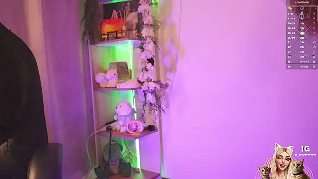 Snapshot of Miila_snow chatting on 11.13.25 Miila snow online show from 11.13.25