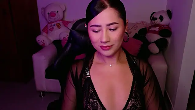 evelyn ch  online show from 11.11.25