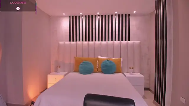 Snapshot of IsabellaMoreau chatting on 10.15.25 IsabellaMoreau online show from 10.15.25