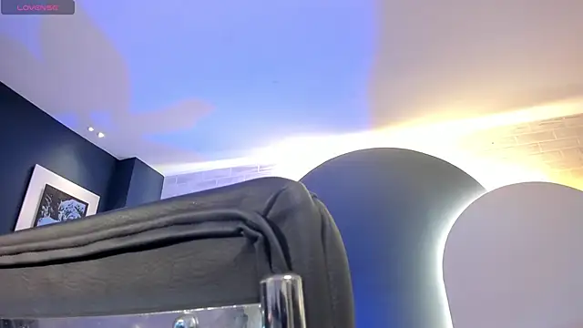 Snapshot of IsabellaMoreau chatting on 10.27.25 IsabellaMoreau online show from 10.27.25