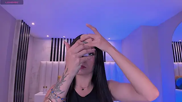 Snapshot of IsabellaMoreau chatting on 10.31.25 IsabellaMoreau online show from 10.31.25