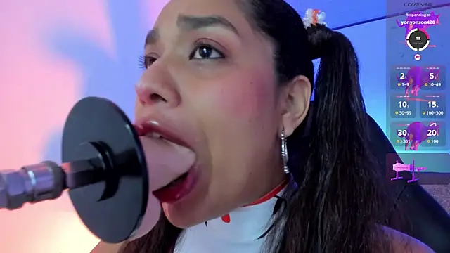 Snapshot of giselle_upp chatting on 11.15.25 giselle upp online show from 11.15.25