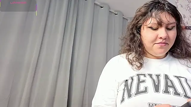 Snapshot of Larissa_Antonella chatting on 10.18.25 Larissa Antonella online show from 10.18.25