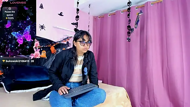 Snapshot of Azul_Moon chatting on 10.20.25 Azul Moon online show from 10.20.25