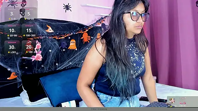 Snapshot of Azul_Moon chatting on 10.25.25 Azul Moon online show from 10.25.25