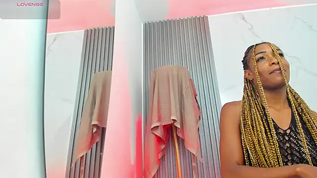 Snapshot of kiaratentation chatting on 10.08.25 kiaratentation online show from 10.08.25