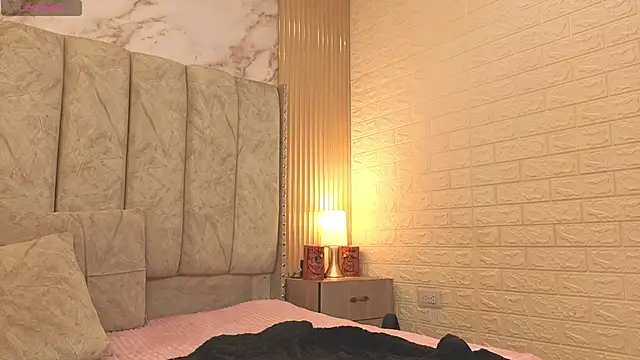 kiarazafira online show from 10.15.25