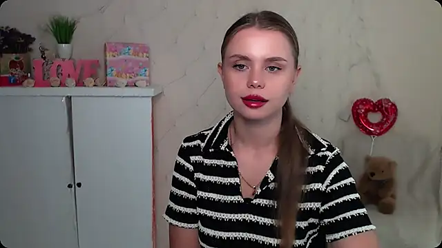 Snapshot of OceanicDawn chatting on 09.11.25 OceanicDawn online show from 09.11.25