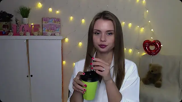 Snapshot of OceanicDawn chatting on 09.12.25 OceanicDawn online show from 09.12.25