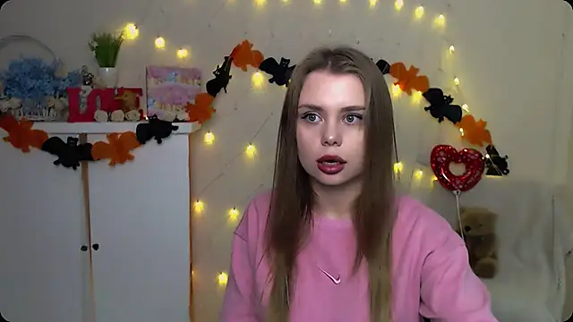 Snapshot of OceanicDawn chatting on 10.08.25 OceanicDawn online show from 10.08.25