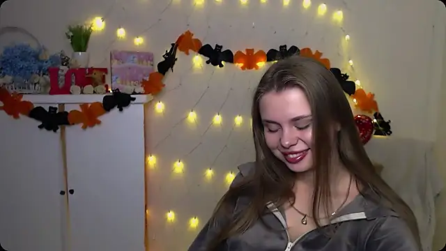 Snapshot of OceanicDawn chatting on 10.10.25 OceanicDawn online show from 10.10.25